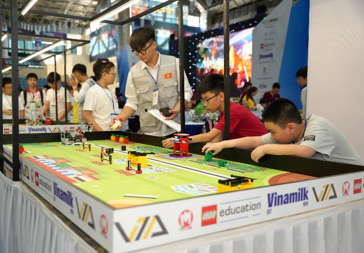 Vinamilk đồng hành cùng hơn 1500 tài năng trẻ trong cuộc thi ROBOTACON WRO 2024