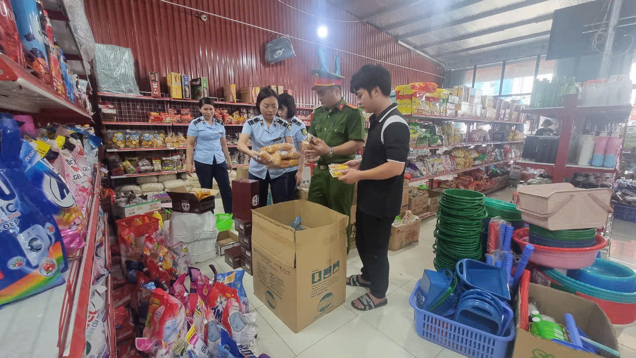 Trung thu cận kề, phát hiện bánh kẹo 'trôi nổi' ở nhiều địa phương