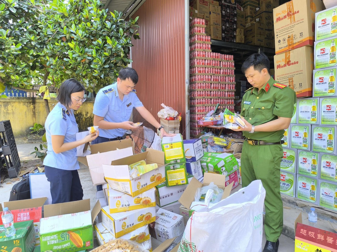 Trung thu cận kề, phát hiện bánh kẹo 'trôi nổi' ở nhiều địa phương