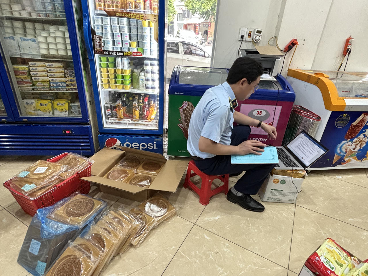 Trung thu cận kề, phát hiện bánh kẹo 'trôi nổi' ở nhiều địa phương