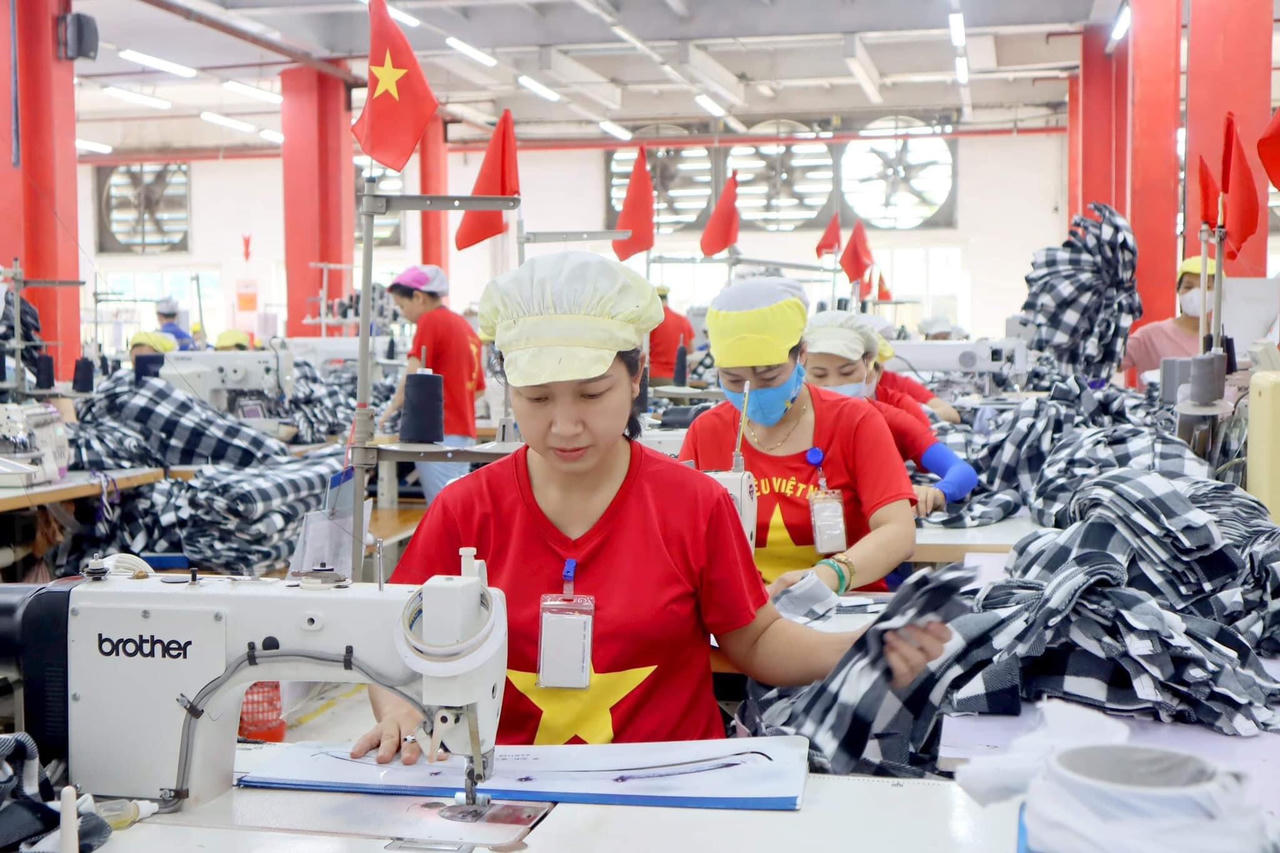 Lan tỏa tình yêu Tổ quốc từ hình ảnh cờ đỏ sao vàng