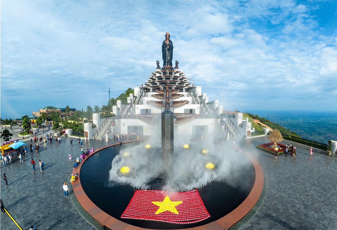 Lan tỏa tình yêu Tổ quốc từ hình ảnh cờ đỏ sao vàng