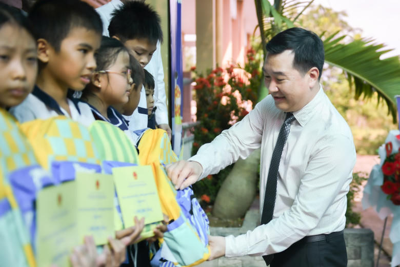 Ngày khai giảng đặc biệt hơn với sự đồng hành của Vinamilk và quỹ sữa vươn cao Việt Nam