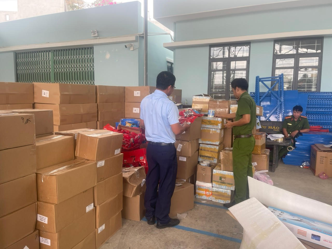 Phát hiện gần 3 tấn hàng hóa không rõ nguồn gốc trên đường vận chuyển từ Bắc vào Nam