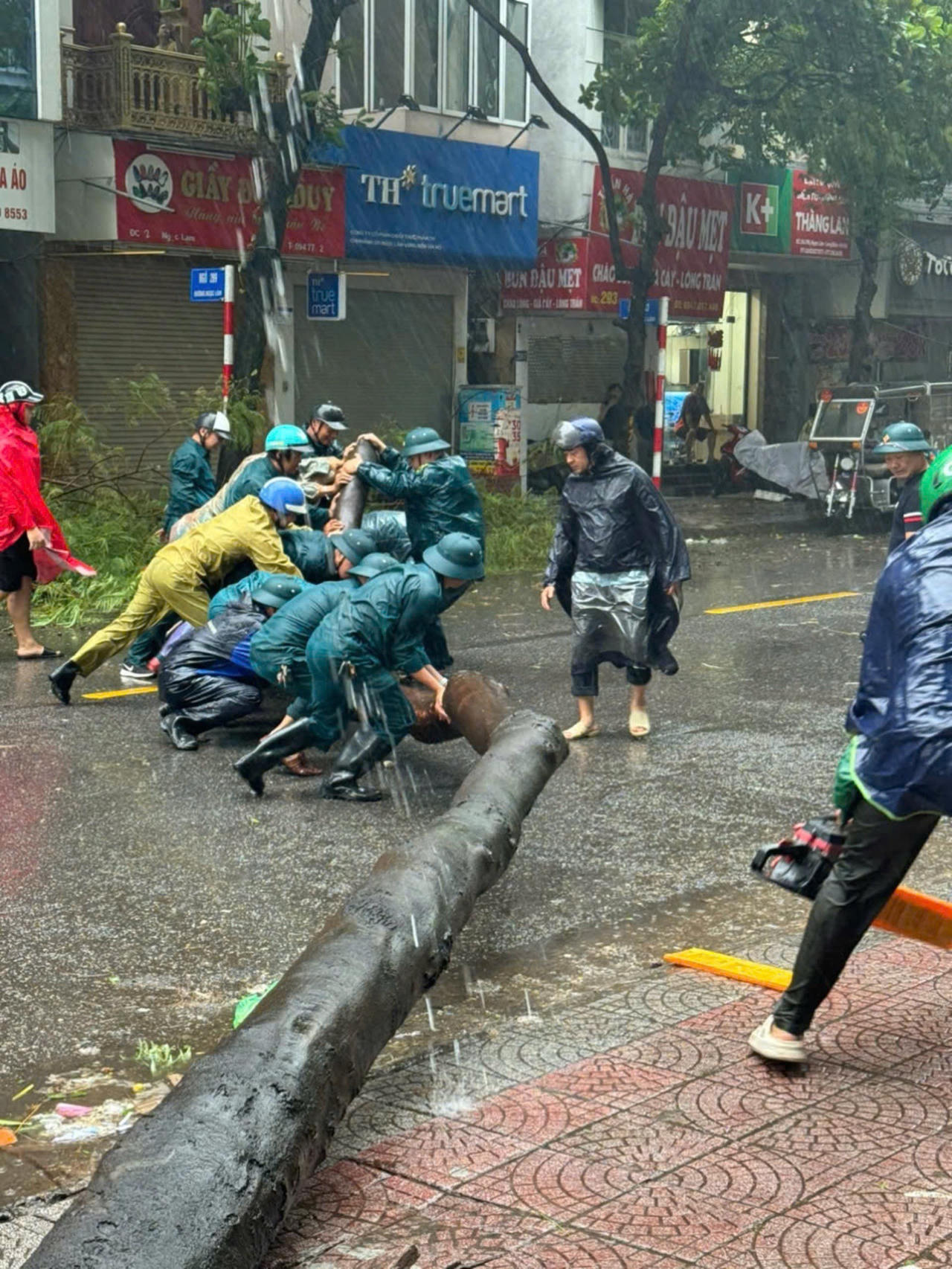 Công an Thủ đô căng mình hỗ trợ người dân trong siêu bão