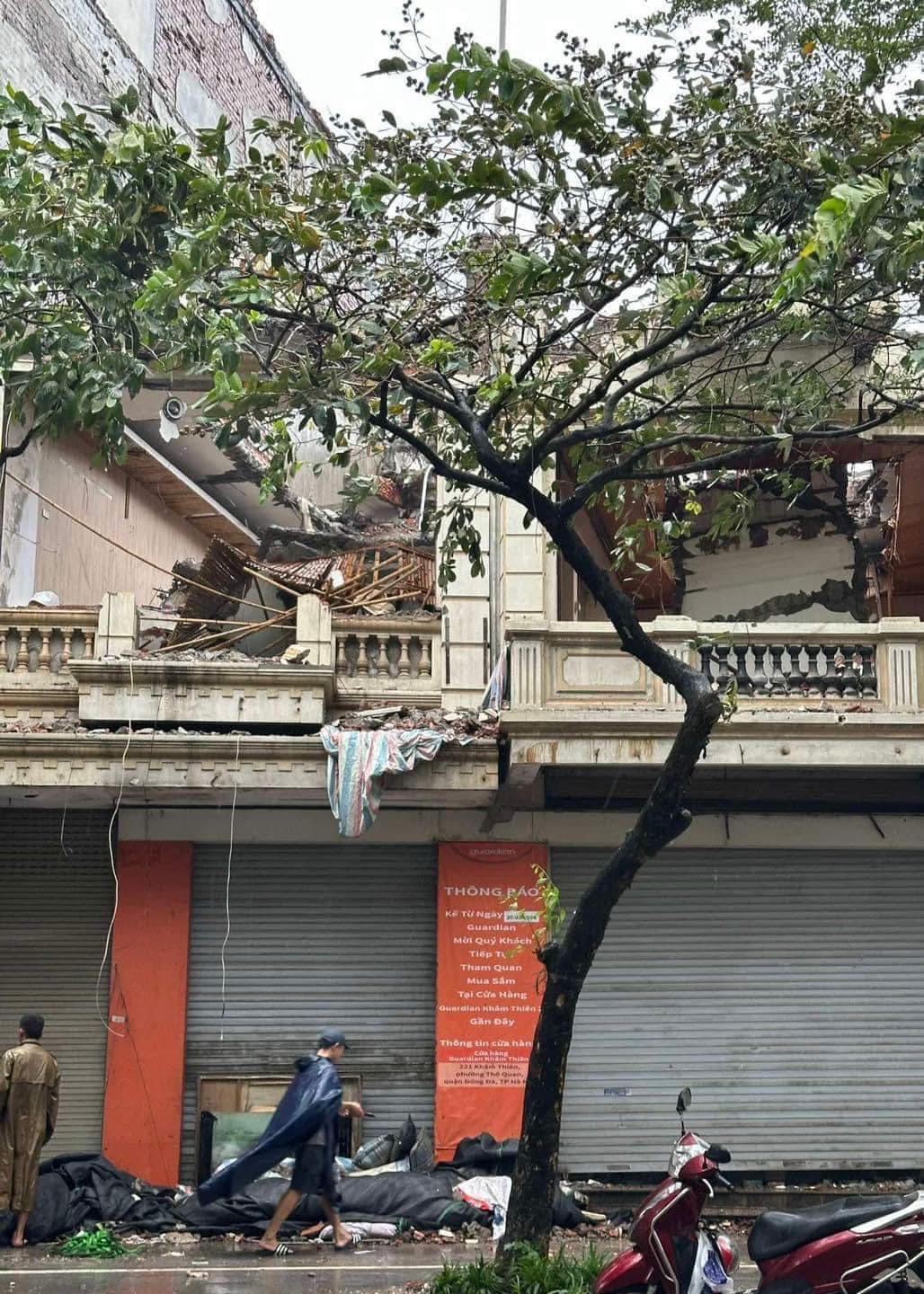 Đường phố Hà Nội tan hoang sau khi siêu bão Yagi đi qua