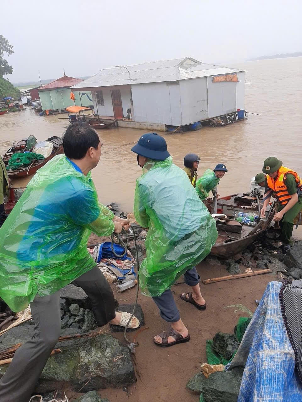 Công an Thủ đô căng mình hỗ trợ người dân trong siêu bão