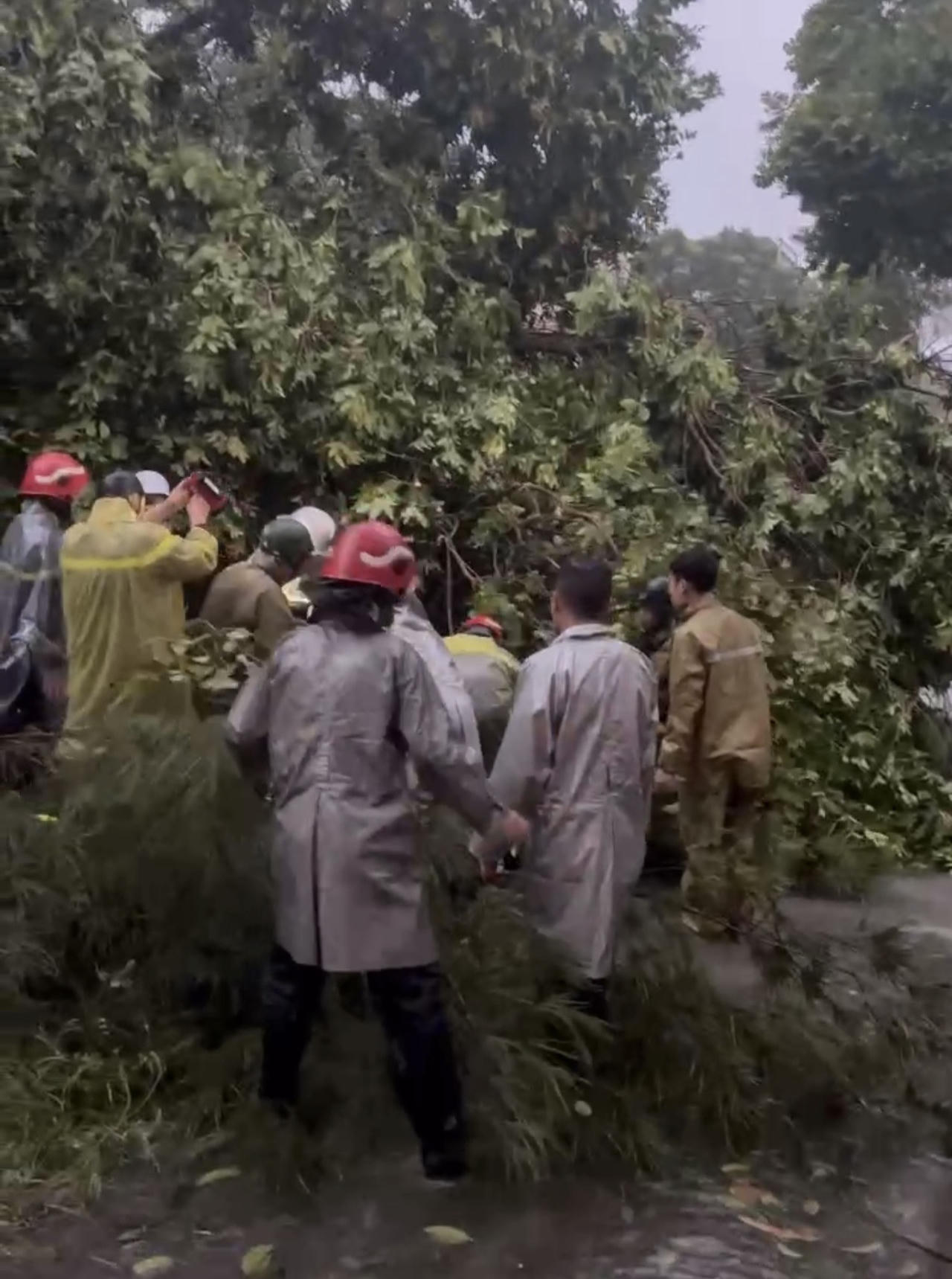 Công an Thủ đô căng mình hỗ trợ người dân trong siêu bão