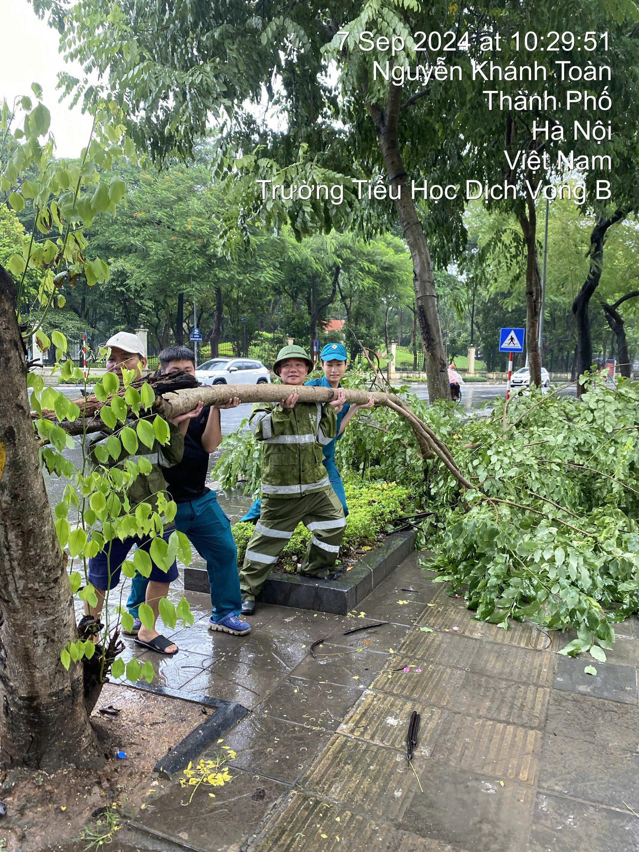 Công an Thủ đô căng mình hỗ trợ người dân trong siêu bão