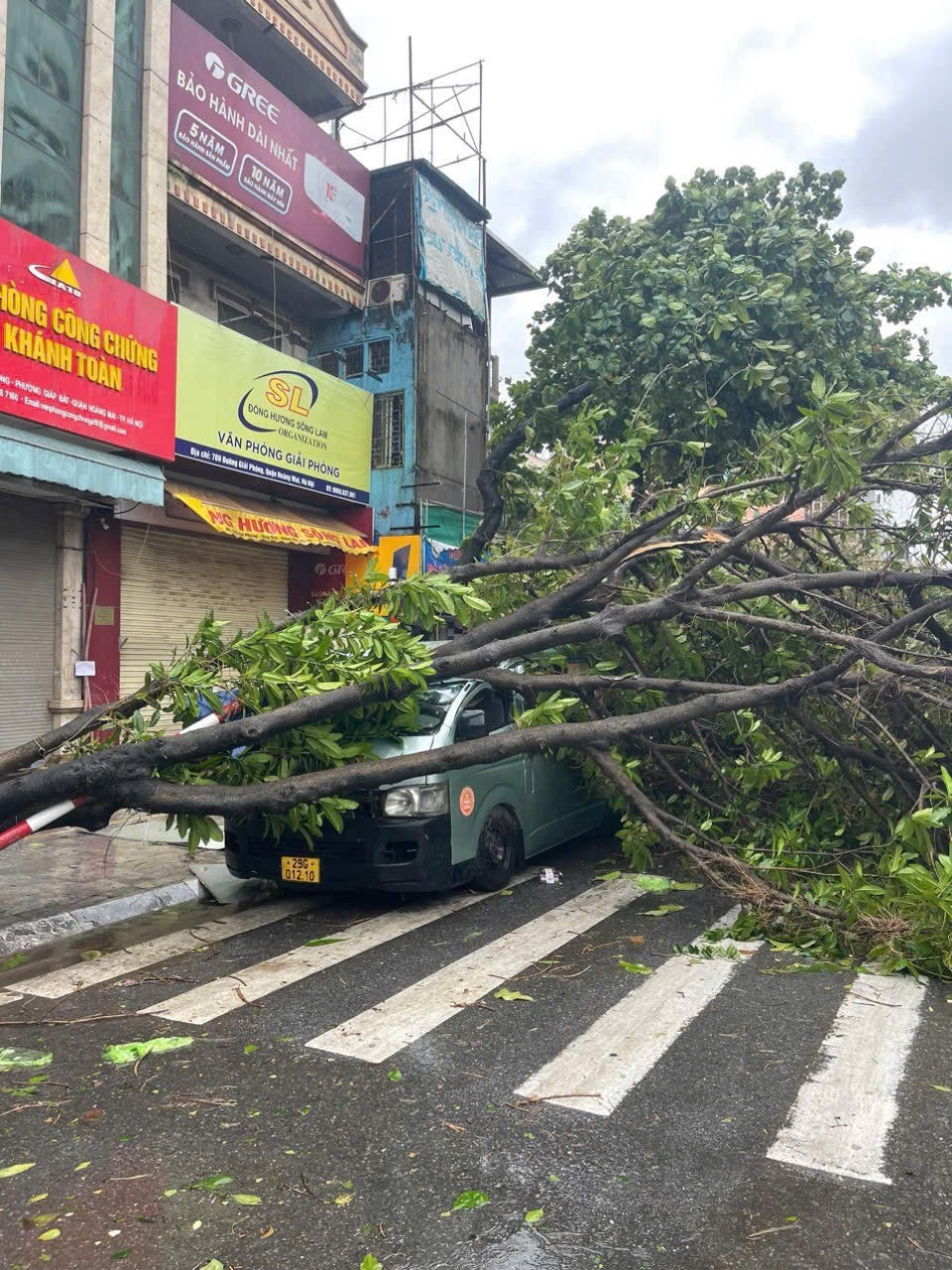 Công an Thủ đô căng mình hỗ trợ người dân trong siêu bão