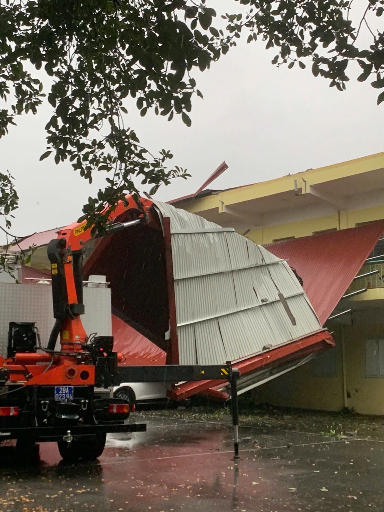 Công an Thủ đô căng mình hỗ trợ người dân trong siêu bão