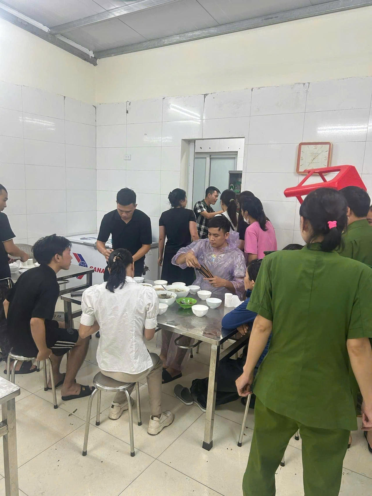 Công an Thủ đô căng mình hỗ trợ người dân trong siêu bão