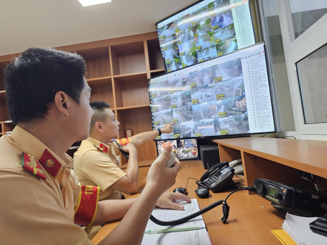 Công an Thủ đô căng mình hỗ trợ người dân trong siêu bão