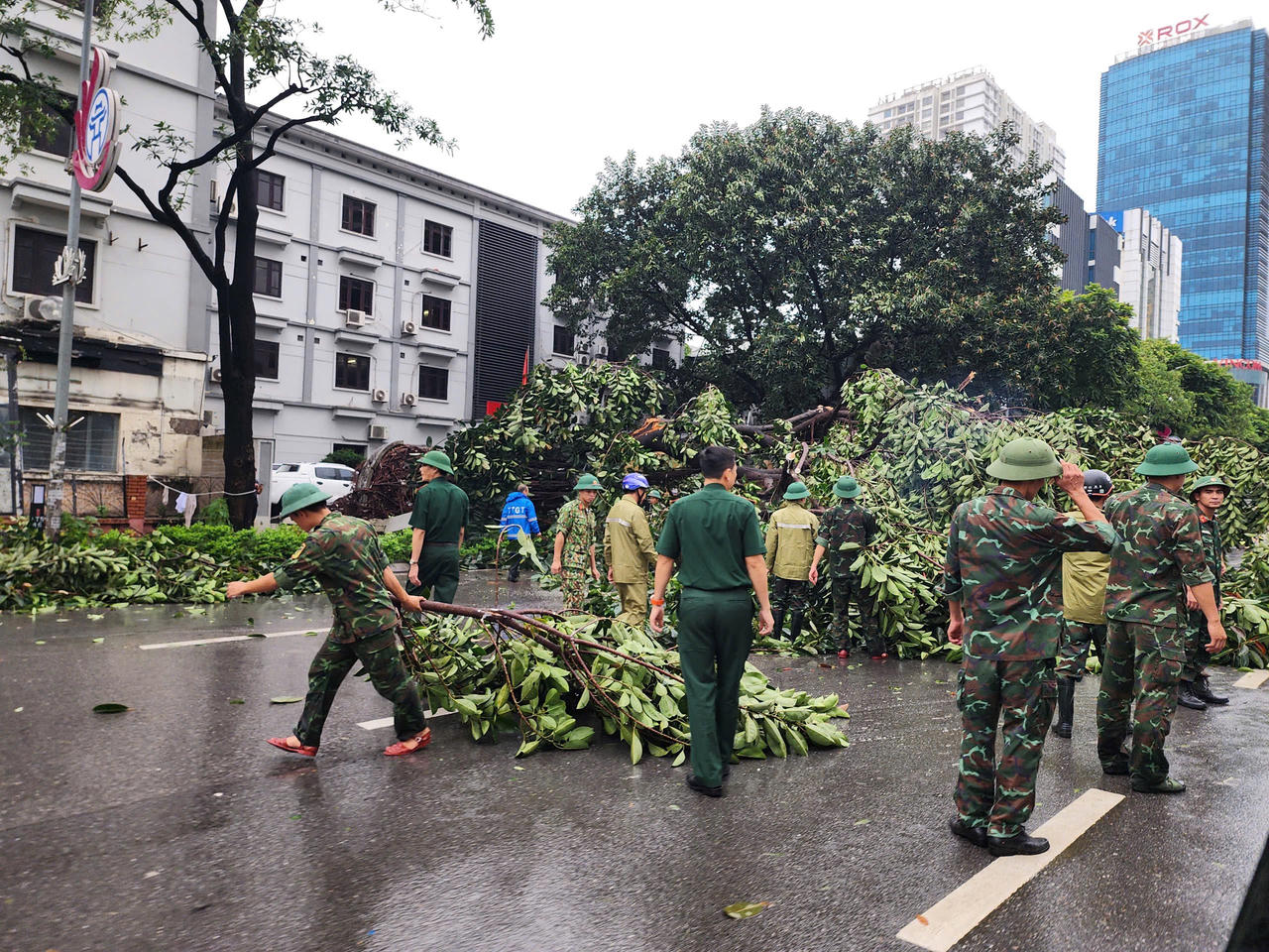 Đường phố Hà Nội tan hoang sau khi siêu bão Yagi đi qua