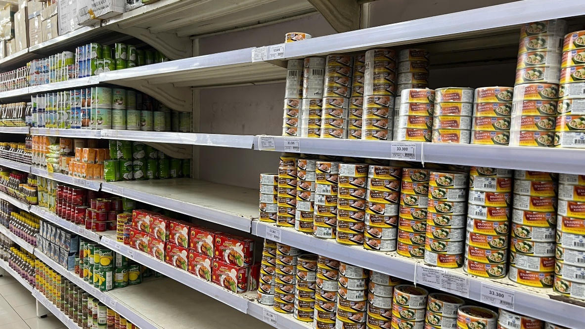 Thực phẩm thiết yếu “cháy hàng” tại Tops Market