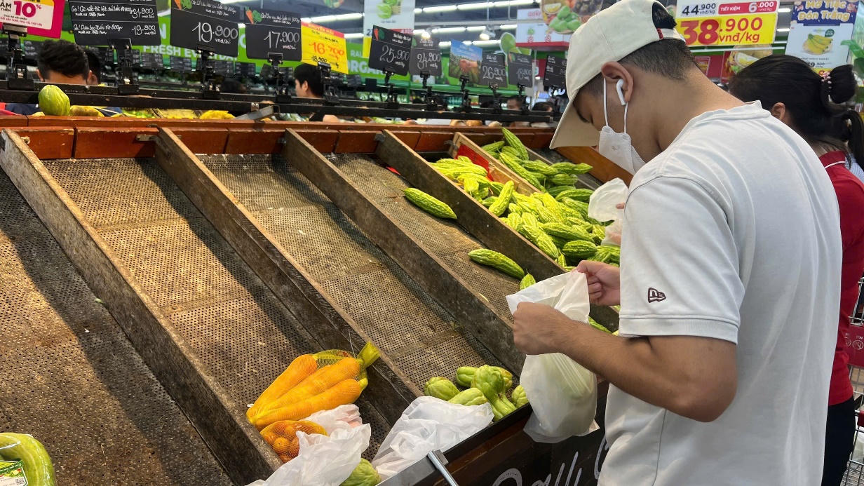 Thực phẩm thiết yếu “cháy hàng” tại Tops Market