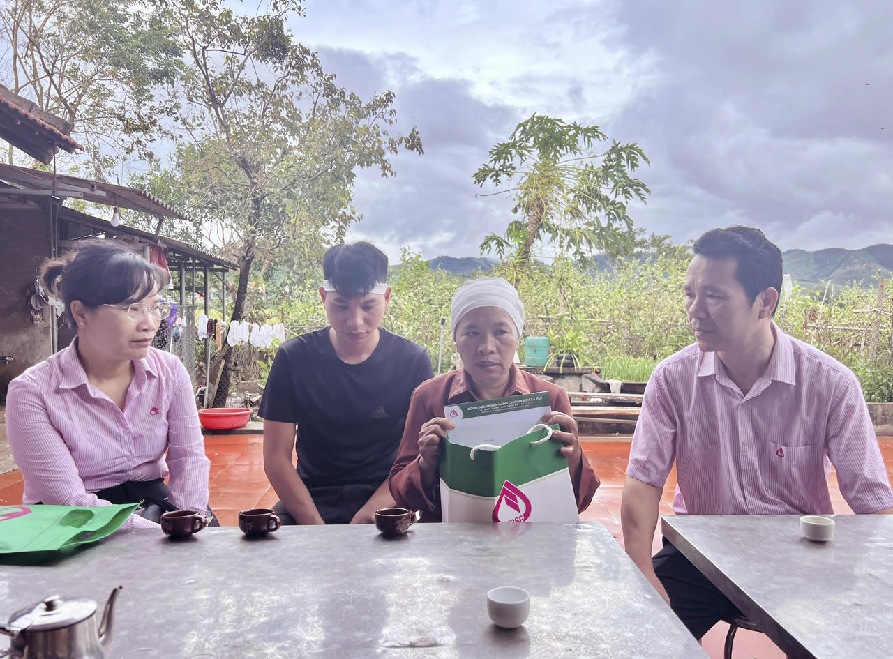 Bão chưa qua, tấm lòng cán bộ Sen hồng đã tới