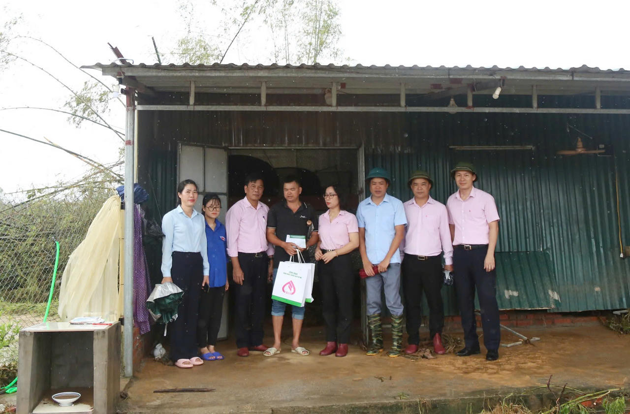 Bão chưa qua, tấm lòng cán bộ Sen hồng đã tới