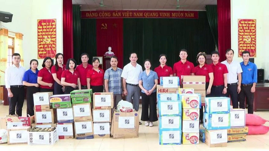 Cán bộ, người lao động Agribank ủng hộ một ngày lương khắc phục hậu quả bão số 3