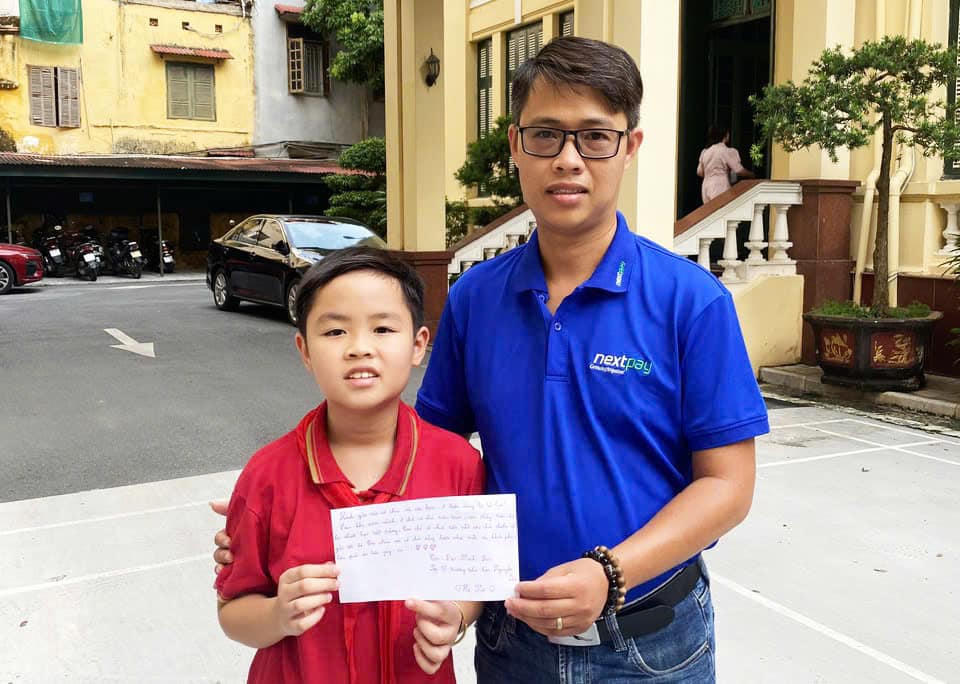 'Mạnh thường quân nhí' toả sáng trong 'cơn bão' sao kê