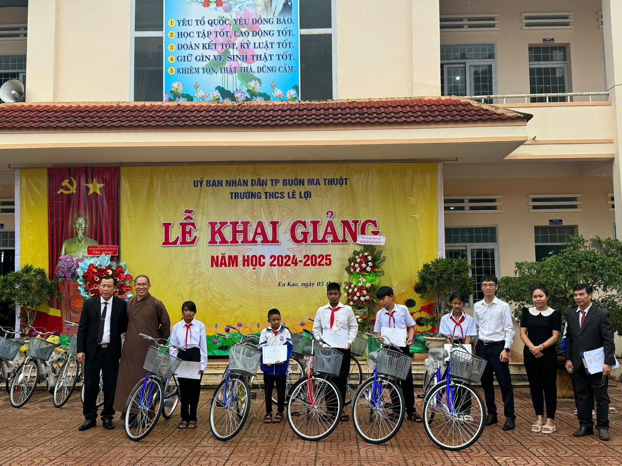 Bác sĩ trẻ bán siêu xe ủng hộ 3 tỷ đồng giúp đỡ đồng bào vùng lũ lụt