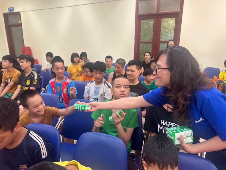 Vinamilk cùng trẻ em vùng khó khăn, sau bão lũ vui đón trung thu