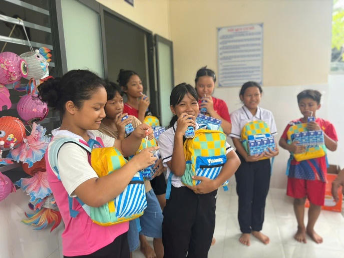 Vinamilk cùng trẻ em vùng khó khăn, sau bão lũ vui đón trung thu