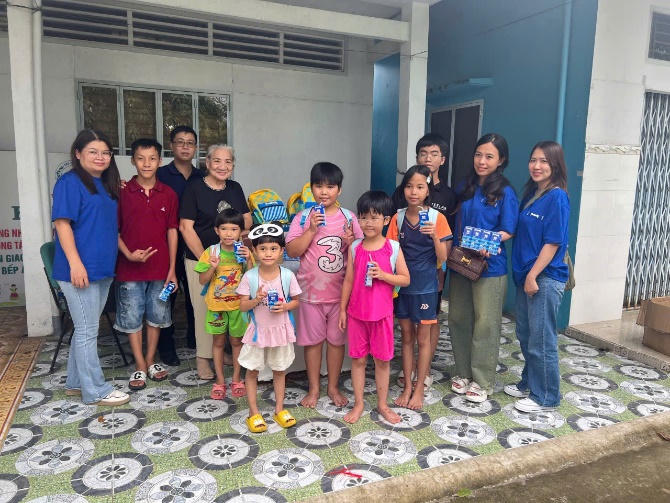 Vinamilk cùng trẻ em vùng khó khăn, sau bão lũ vui đón trung thu