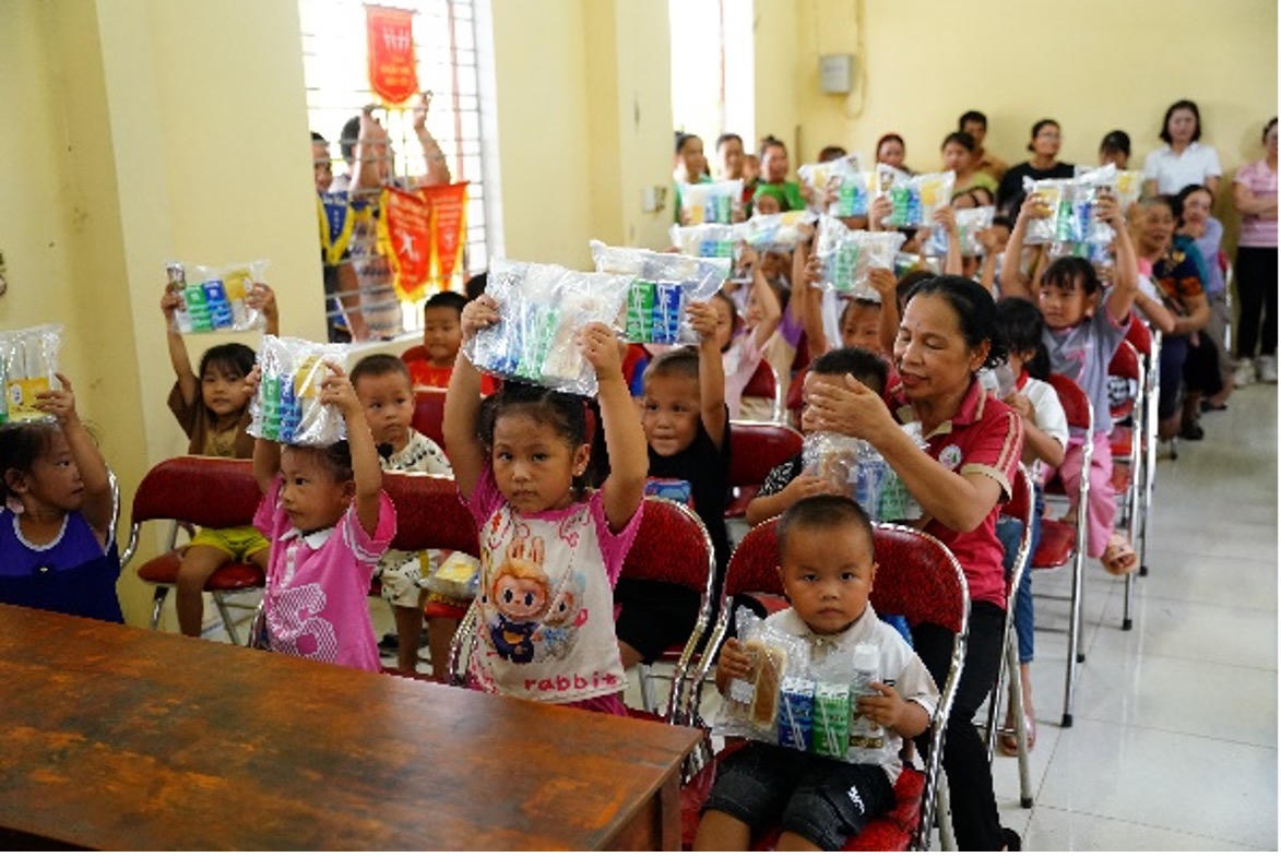 Cộng đồng góp 1, Vinamilk góp thêm 1 để nhân đôi hỗ trợ cho học sinh các tỉnh gặp thiên tai