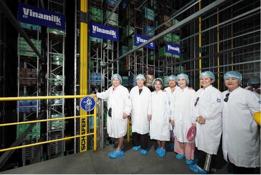 Ấn tượng vì sự đầu tư siêu nhà máy của Vinamilk để làm ra mỗi hộp sữa