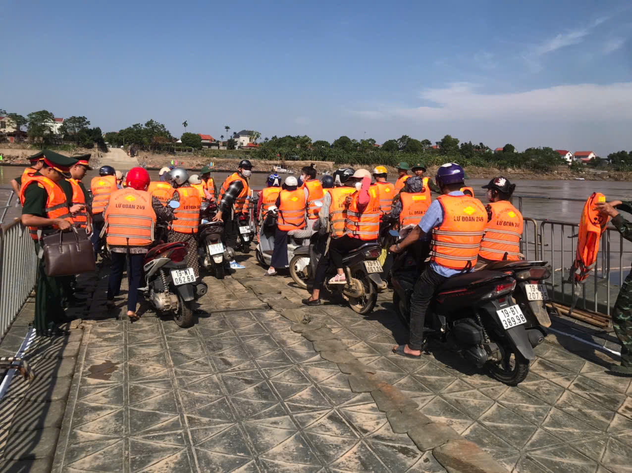 Quân đội tham gia khắc phục hậu quả bão số 3: Dùng phà thay cầu phao Phong Châu, nỗ lực tái thiết Làng Nủ