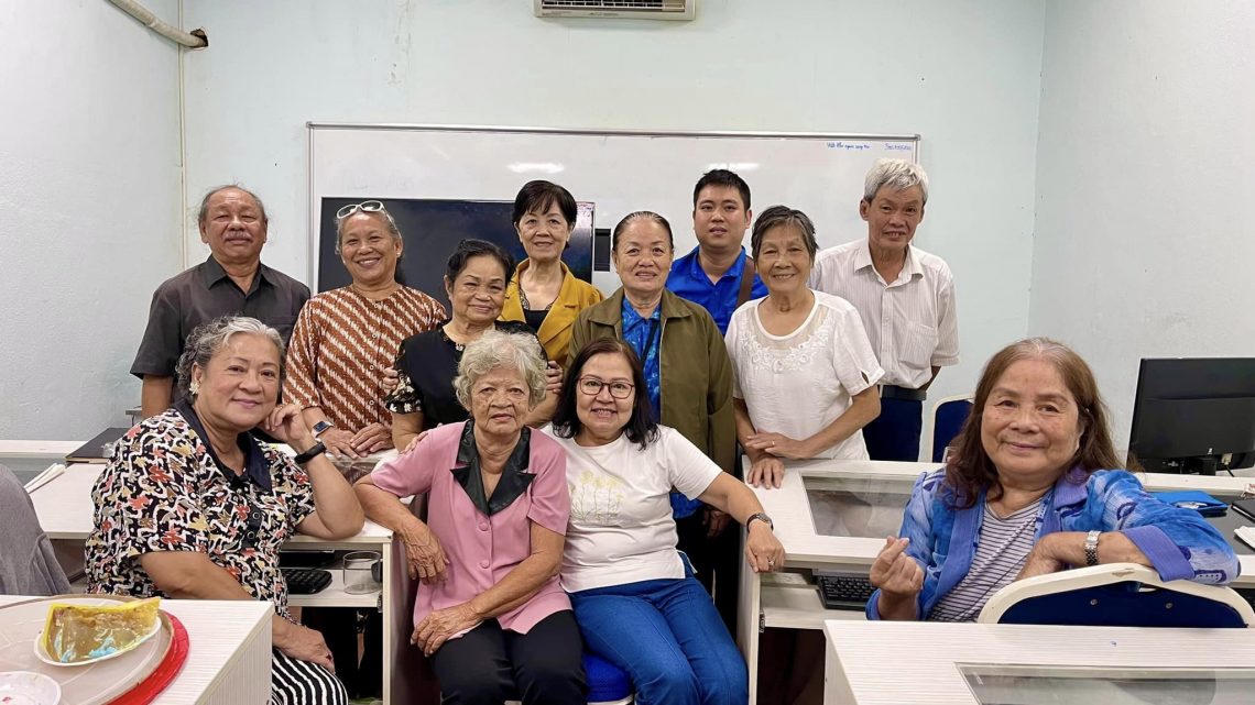 Muôn cách chinh phục công nghệ ở 'tuổi xế chiều'