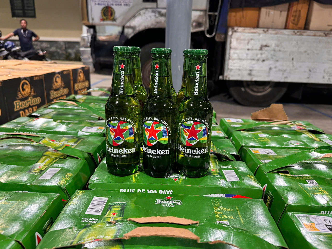 Thu giữ hơn 4.000 chai bia Heniken, BeerLao không có chứng từ hợp pháp