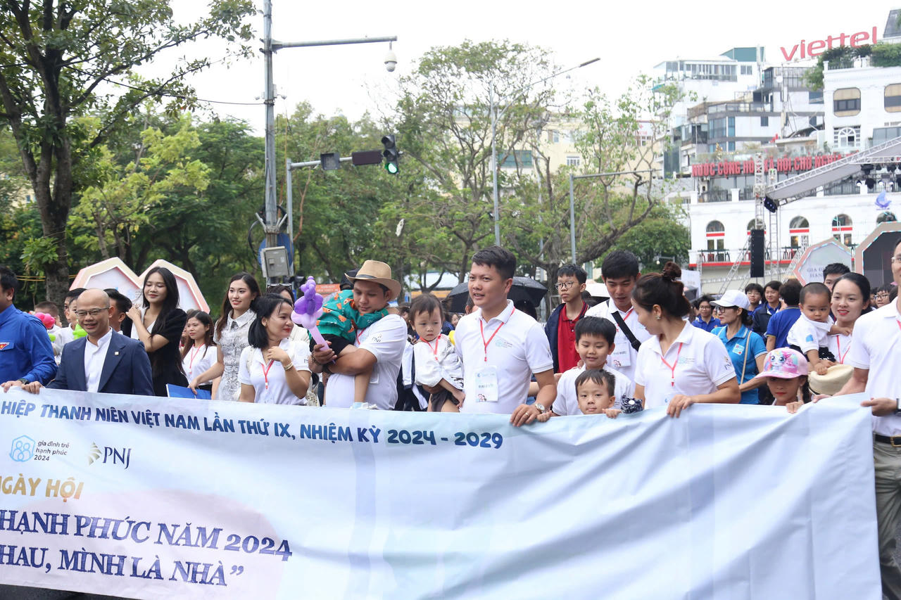 Tuyên dương 10 Gia đình trẻ tiêu biểu 2024: Tôn vinh những giá trị gia đình