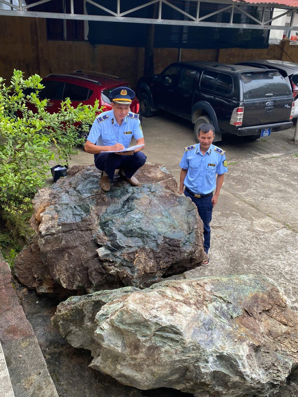 Tịch thu 9,6 tấn Đá cảnh Suối Giàng đang trên đường đi tiêu thụ