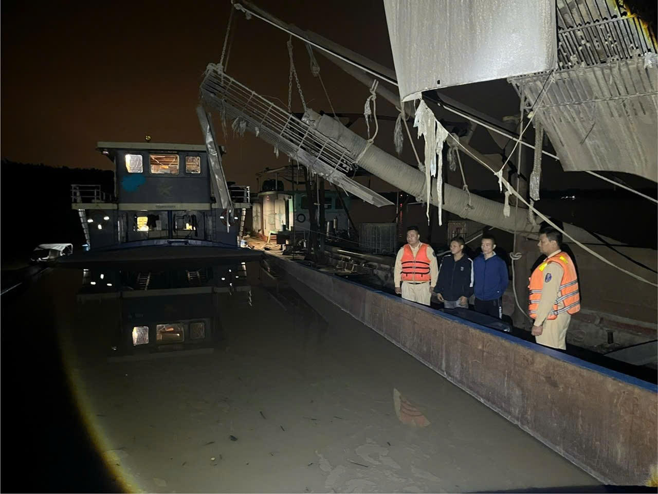 Bắt giữ hai tàu khai thác cát trái phép trên Sông Hồng