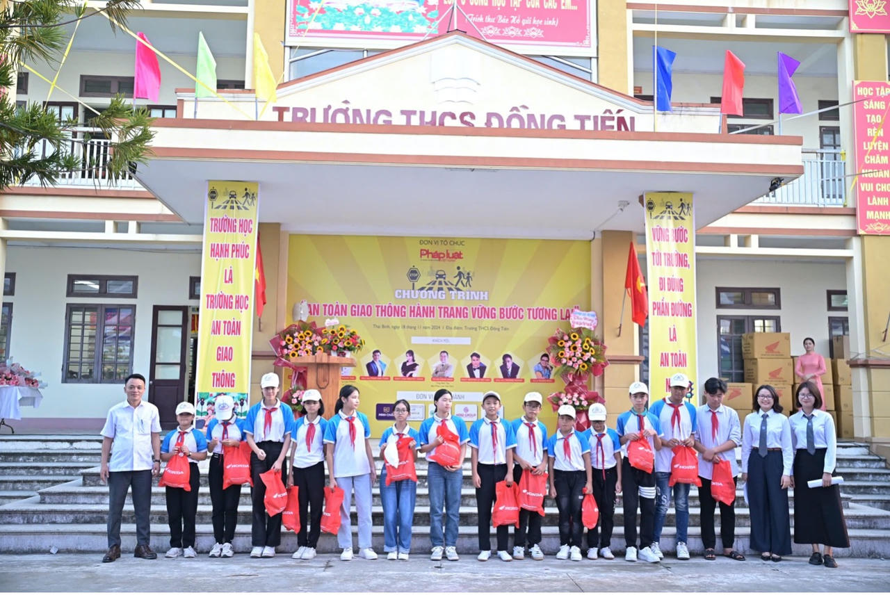 Báo Pháp luật Việt Nam chung tay xây dựng ý thức giao thông cho thế hệ trẻ