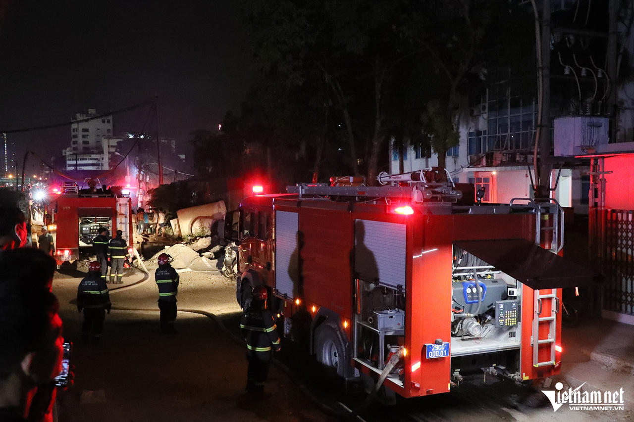 Khẩn trương điều tra nguyên nhân vụ cháy lớn tại kho đồ chơi ở Định Công, Hà Nội