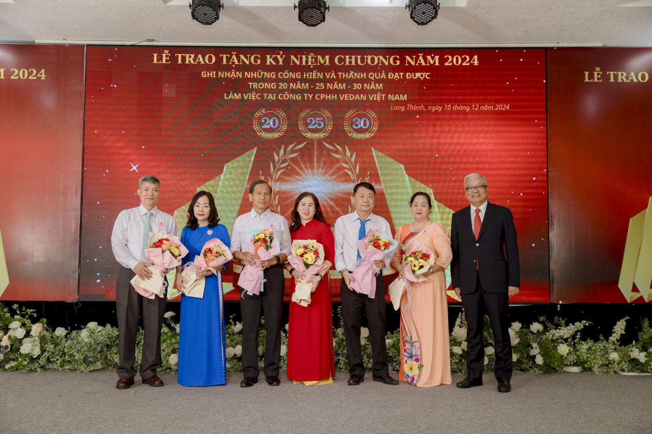 Vedan Việt Nam trao tặng kỷ niệm chương tôn vinh hơn 300 nhân viên có thâm niên 20-25-30 năm