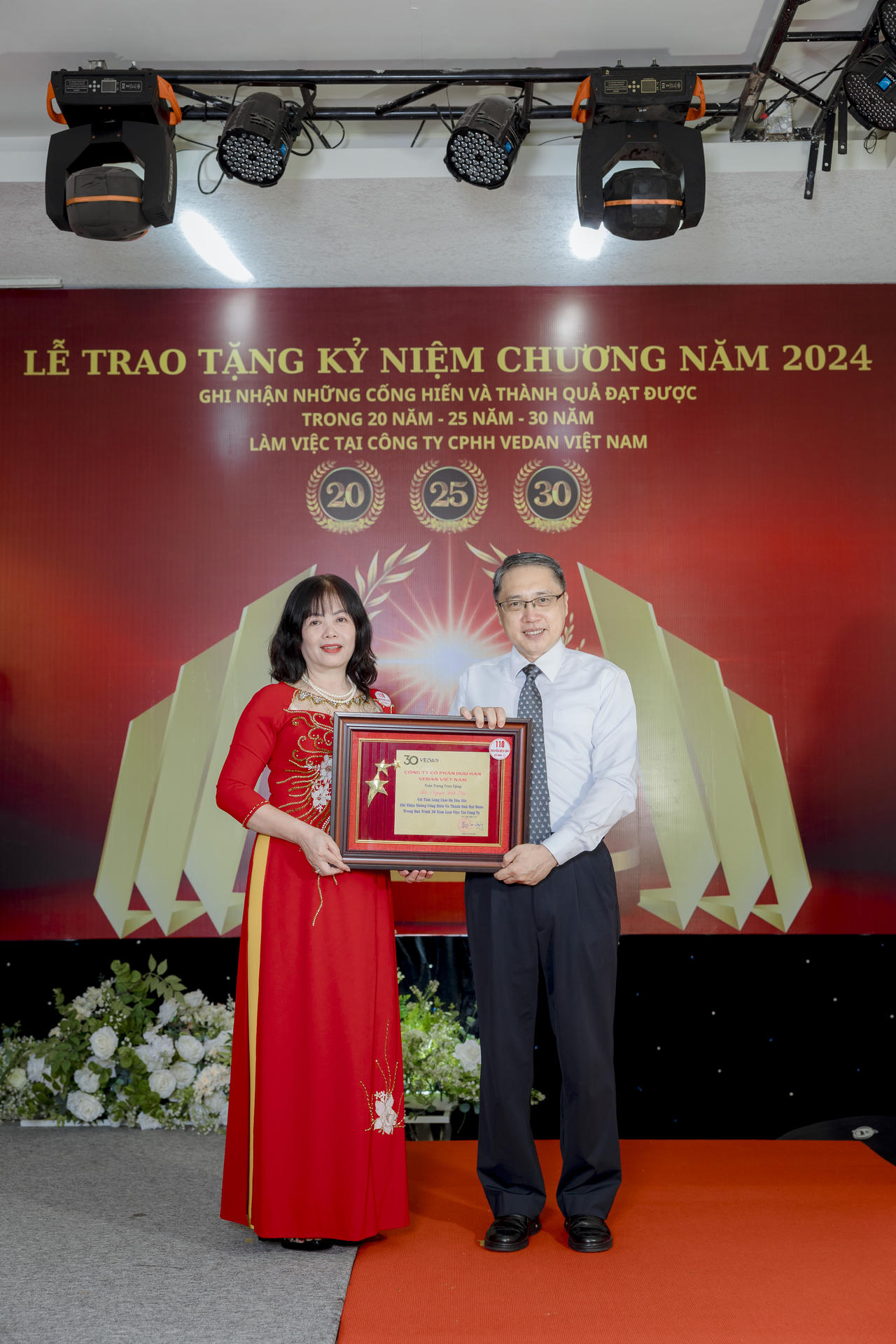 Vedan Việt Nam trao tặng kỷ niệm chương tôn vinh hơn 300 nhân viên có thâm niên 20-25-30 năm