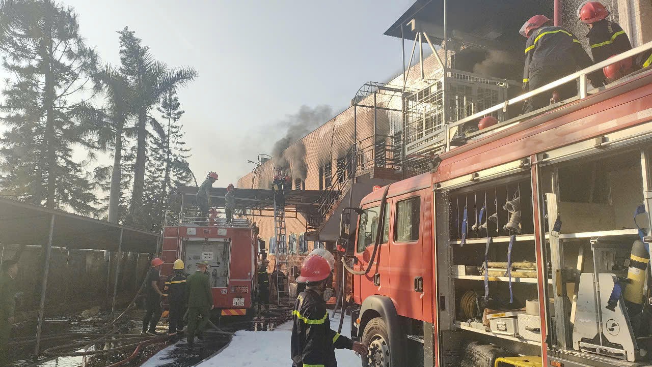 Cháy lớn tại Khu công nghiệp Cái Lân, khói bốc cao bao trùm cả một vùng trời