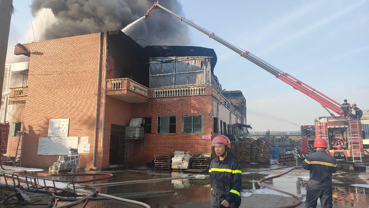 Cháy lớn tại Khu công nghiệp Cái Lân, khói bốc cao bao trùm cả một vùng trời