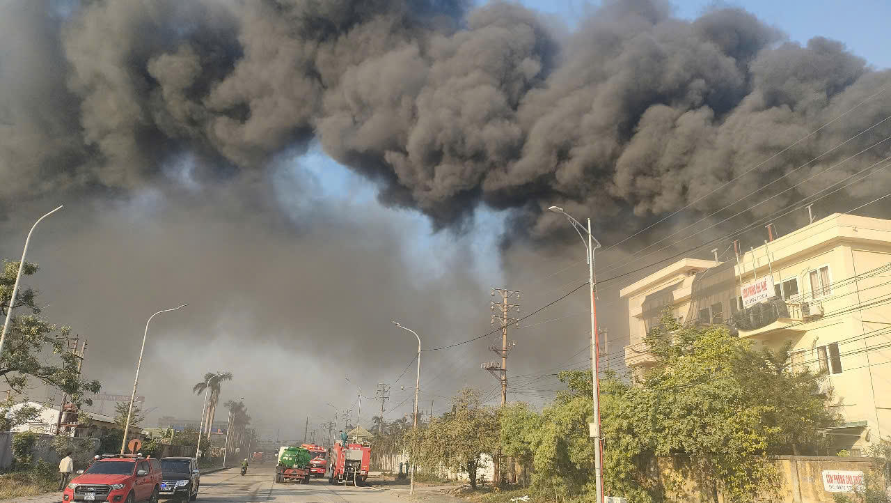 Cháy lớn tại Khu công nghiệp Cái Lân, khói bốc cao bao trùm cả một vùng trời