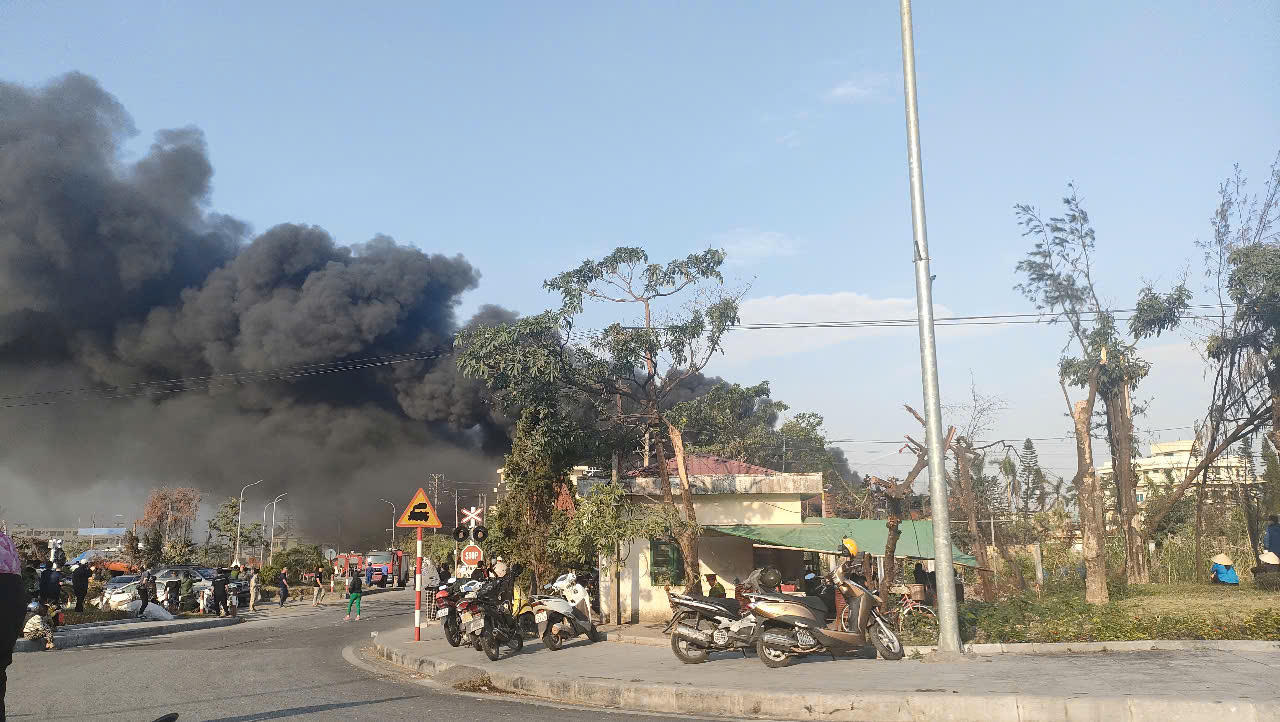 Cháy lớn tại Khu công nghiệp Cái Lân, khói bốc cao bao trùm cả một vùng trời