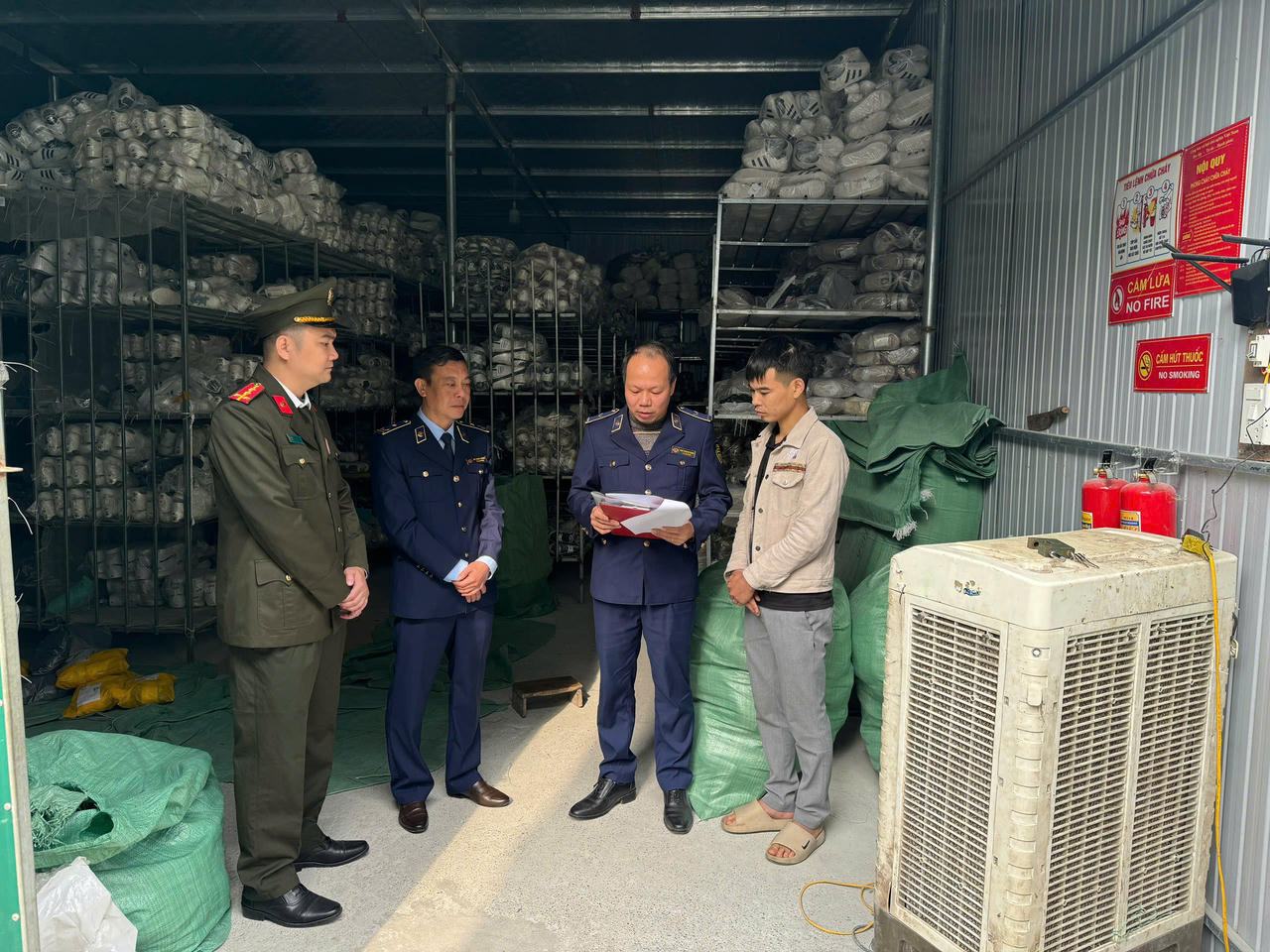 Triệt phá kho hàng chứa gần 6.000 đôi giày giả mạo nhãn hiệu Nike, Adidas