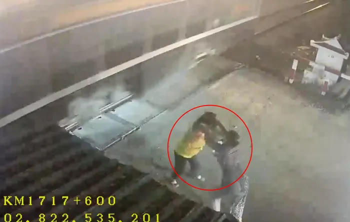 Chặn xe máy vượt đường tàu, nhân viên gác chắn bị đánh gãy mũi