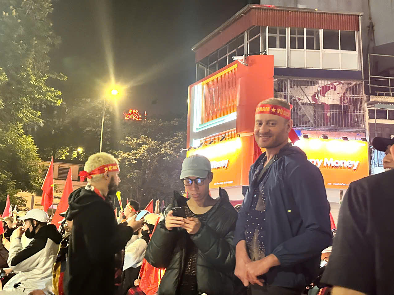 "Đêm hội" cờ đỏ Sao vàng: Khi bóng đá gắn kết triệu trái tim Việt