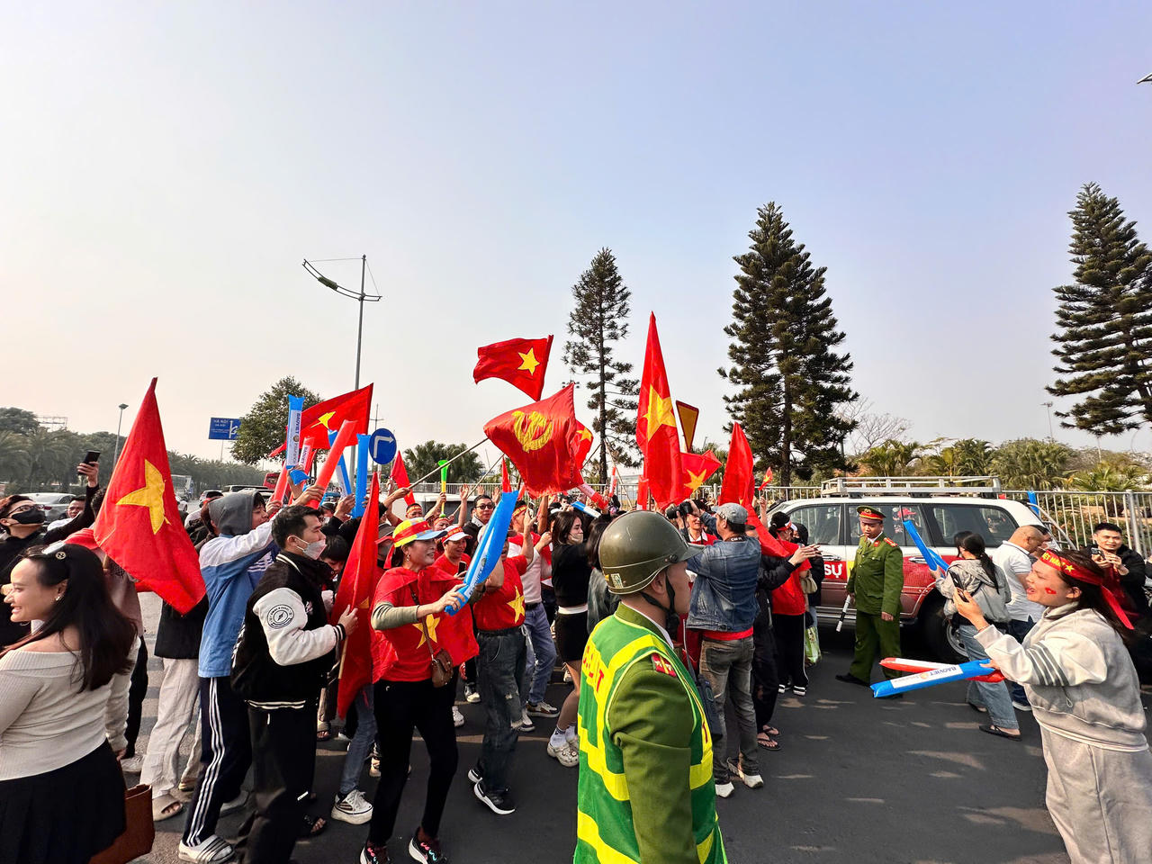 Nóng: Sân bay Nội Bài đỏ rực màu cờ chào đón đội tuyển Việt Nam trở về