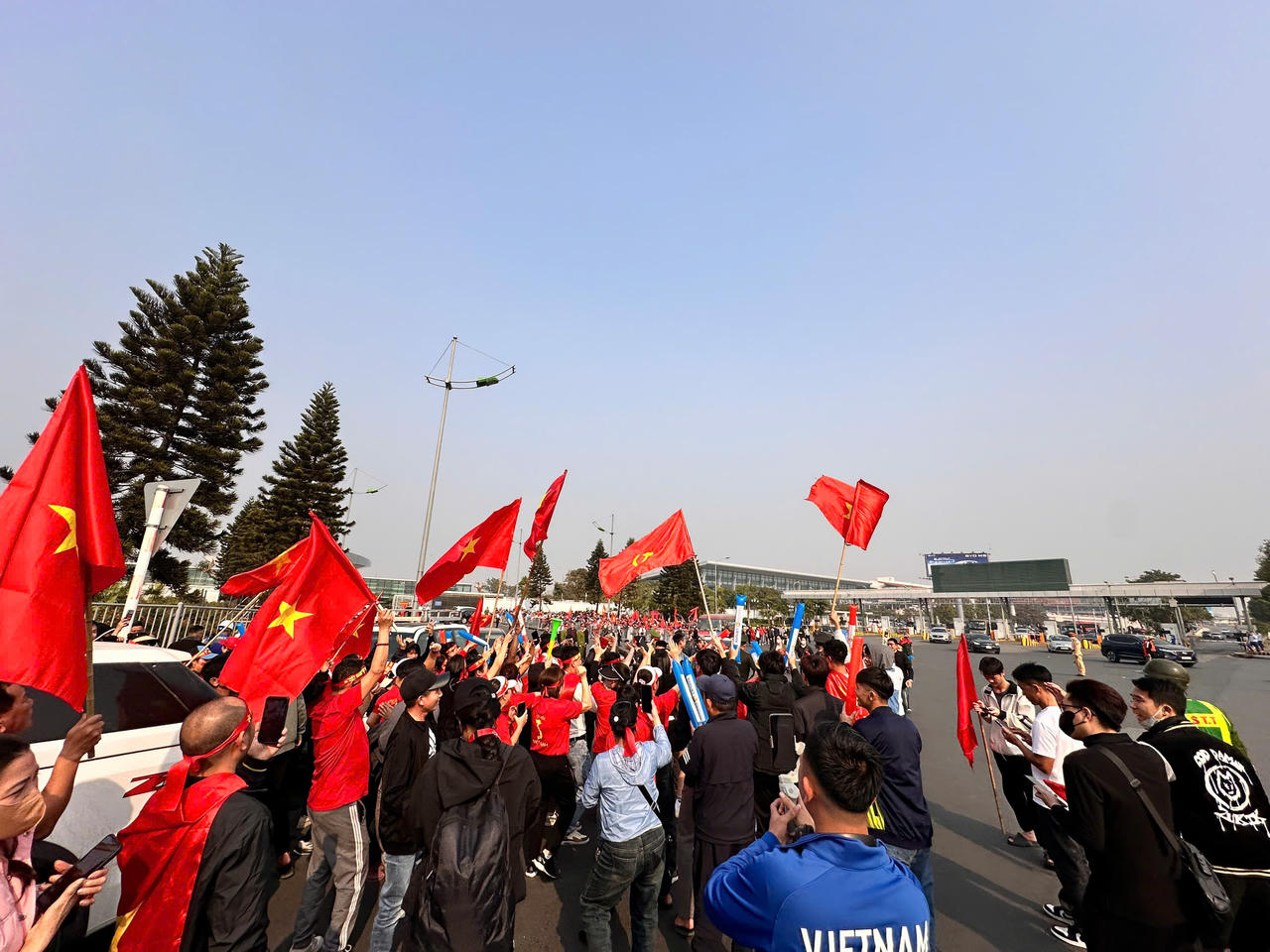 Nóng: Sân bay Nội Bài đỏ rực màu cờ chào đón đội tuyển Việt Nam trở về