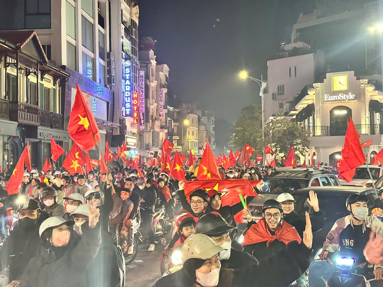 "Đêm hội" cờ đỏ Sao vàng: Khi bóng đá gắn kết triệu trái tim Việt